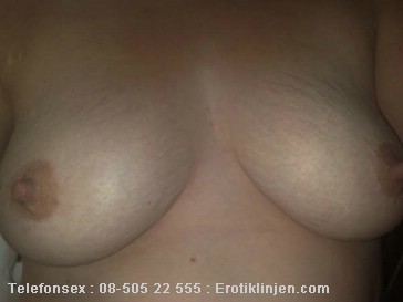 Telefonsex beskrivning: Vill du suga p� mina styva br�stv�rtor?