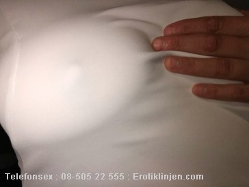 Roxy Telefonsex beskrivning: Blir så kåt när du nyper i mina bröstvårtor
