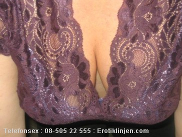 Telefonsex beskrivning: Stora sk�na br�st. Vill du suga p� mina br�stv�rtor?