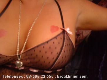 Telefonsex beskrivning: Ligger h�r redo. Spruta din sperma p� mig.