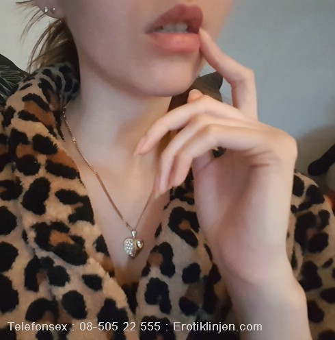 Telefonsex med Caroline Caroline Telefonsex beskrivning: Stora härligt mjuka läppar som älskar att suga kuk♡